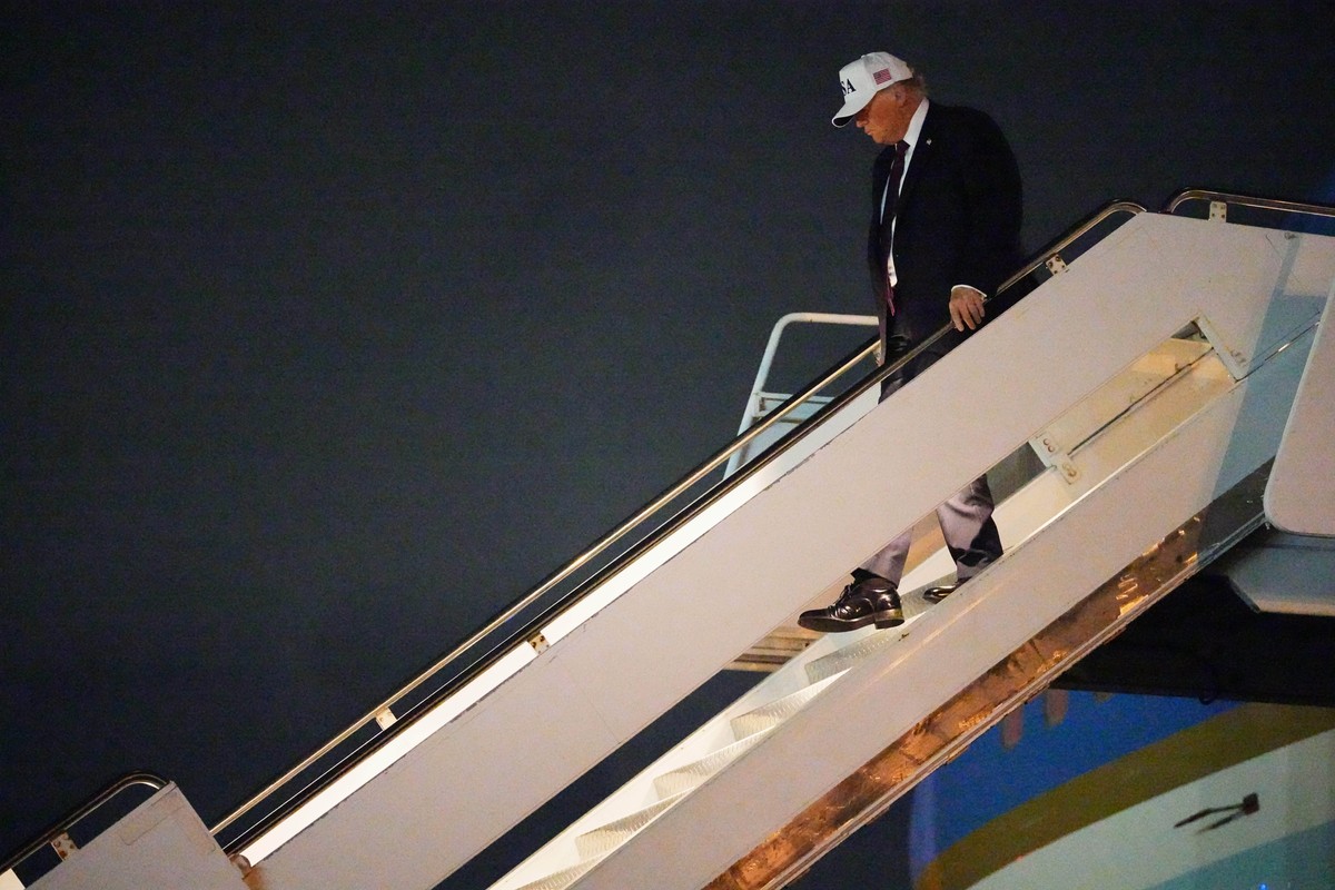 President Donald Trump arrives on Air Force One at Palm Beach International Airport in West Palm Beach, Fla., Friday, Feb. 27, 2026. (AP Photo/Matt Rourke)
Donald Trump