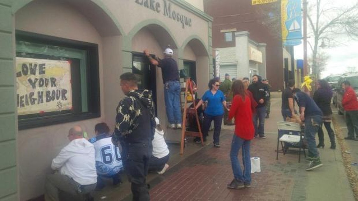 Ein Schild mit der Aufschrift: «Liebe deinen Nächsten.»