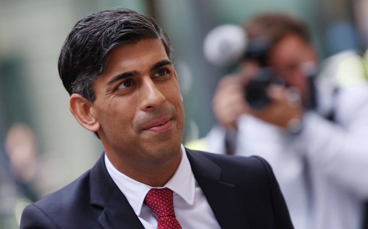 epa10909289 British Prime Minister Rishi Sunak arrives at the BBC in London, Britain, 09 October 2023. Sunak has condemned the Hamas attacks on Israel. EPA/ANDY RAIN