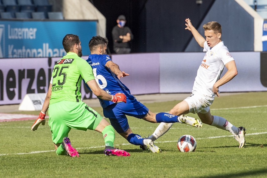 Varol Tasar, mitte, von Luzern schiesst das 2:1 gegen Torhueter Yanick Brecher, links, von Zuerich beim Super League Meisterschaftsspiel zwischen dem FC Luzern und dem FC Zuerich vom Sonntag, 25. Apri ...