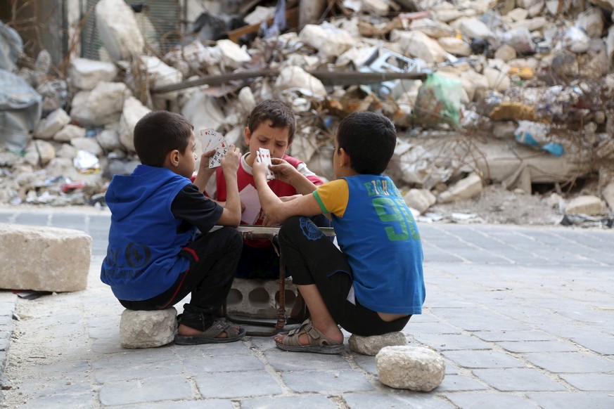 18. Oktober 2015: Syrische Kinder spielen Karten in Aleppo.