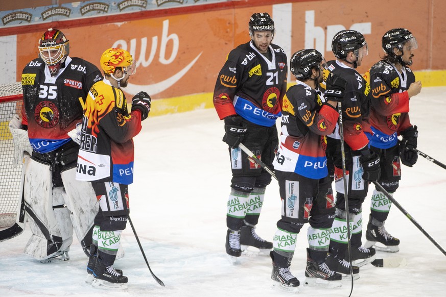 Berns Goalie Tomi Karhunen, Topscorer Mark Arcobello, Simon Moser, Thomas Ruefenacht, Justin Krueger und Eric Blum, von links, geschlagen, waehrend des Meisterschaftsspiels der National League zwische ...