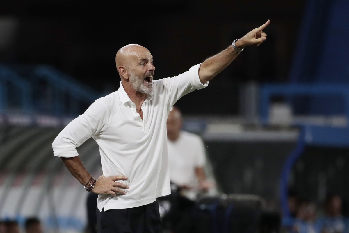 epa08521753 Milan's coach Stefano Pioli reacts during the Italian Serie A soccer match between S.P.A.L Ferrara and AC Milan at Paolo Mazza stadium in Ferrara, Italy, 01 July 2020. EPA/ELISABETTA  ...