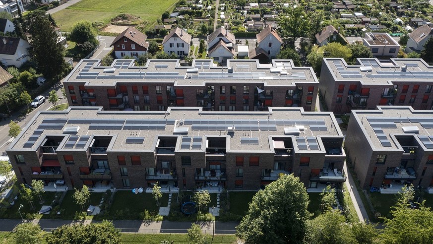 Photovoltaik-Anlagen auf den Daechern der Wohnhaeusern des Areal Stockacker, fotografiert am Freitag, 8. Juli 2022 in Reinach. Das Energieunternehmen Energie 360° plante und unterhaelt das Areal Stock ...