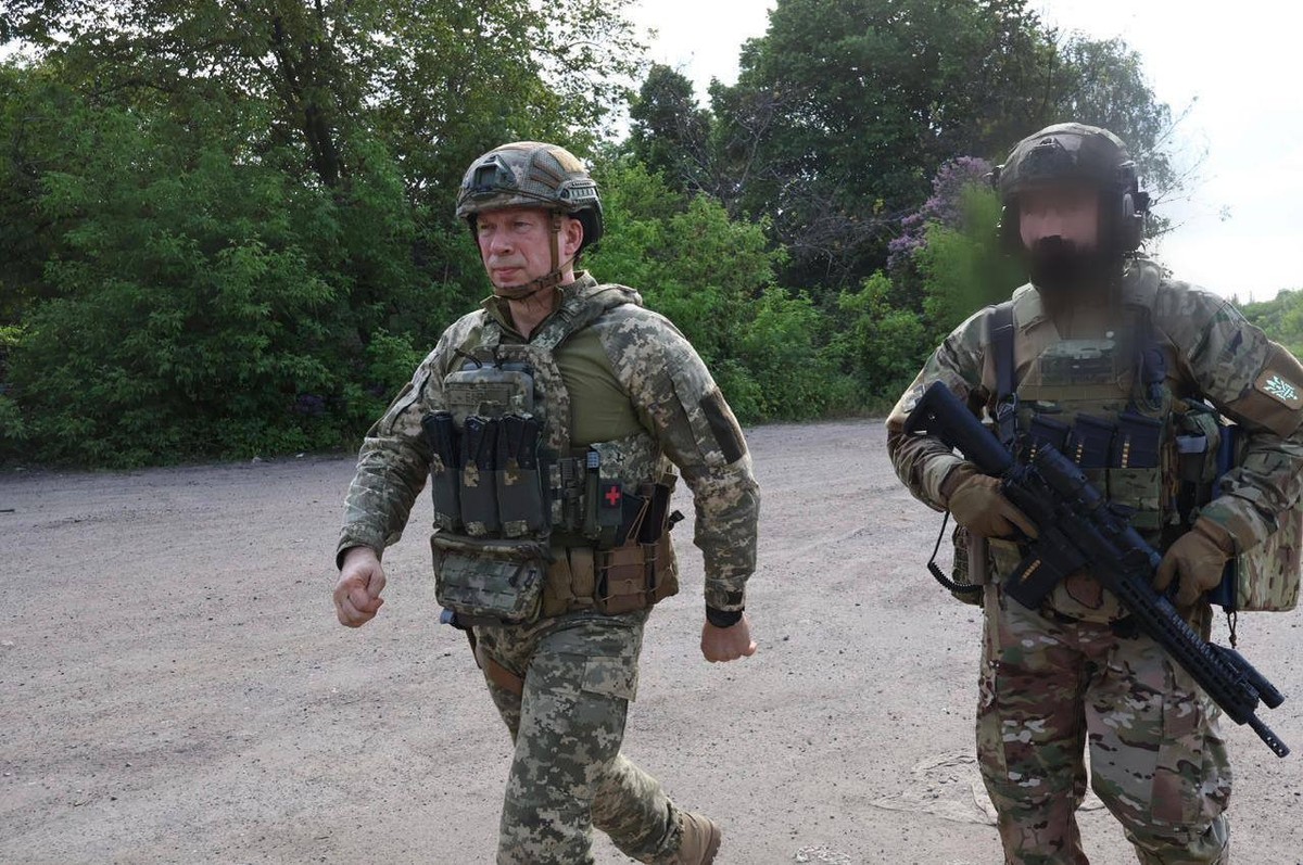 Oleksandr Syrsky, à gauche, visite le front lors d'une visite surprise, ce dimanche.