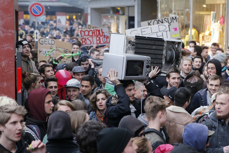 Junge Leute liefern Elektroschrott vor der neu eroeffneten Filiale des Mediamarkts ab, am Donnerstag, 26. Maerz 2015, in Bern. Die Filiale des Mediamarkts ist in der ehemaligen Markthalle untergebrach ...