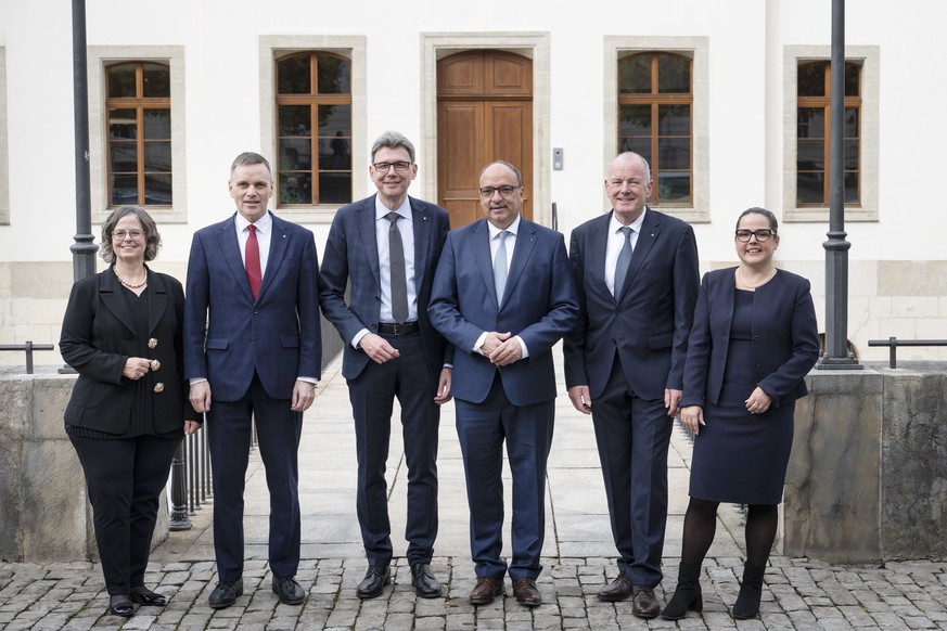 Der Aargauer Regierungsrat mit Staatsschreiberin Joana Filippi, Jean-Perre Gallatti, SVP, Dieter Egli, SP, Markus Dieth, Die Mitte, Stephan Attiger, FDP und neu gewaehlt Martina Bircher, SVP, von link ...