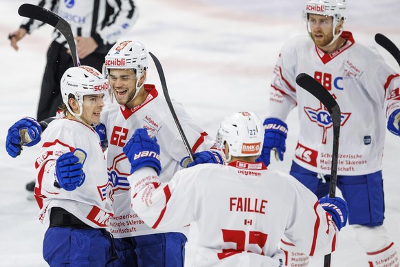 EHC Kloten Verteidiger Jesper Peltonen, links, feiert seinen Treffer zum 1-0 mit Harrison Schreiber (62) waehrend dem Eishockey-Meisterschaftsspiel der National League zwischen dem EHC Kloten und dem  ...