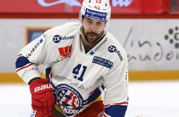 Le defenseur Saint-Gallois Leandro Profico, gauche, et le gardien Saint-Gallois Melvin Nyffeler, centre, luttent pour le puck avec l&#039;attaquant lausannois Ronald Kenins, droite, lors du match a hu ...