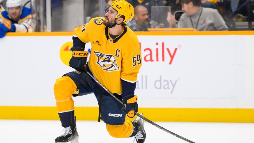NHL, Eishockey Herren, USA Buffalo Sabres at Nashville Predators Feb 8, 2025 Nashville, Tennessee, USA Nashville Predators defenseman Roman Josi 59 awaits a face off against the Buffalo Sabres during  ...
