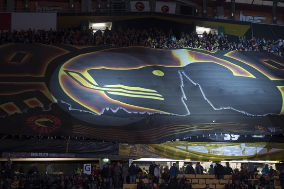 Fans von SC Bern in Aktion, beim Eishockey Meisterschaftsspiel der National League zwischen den SC Bern und dem HC Fribourg Gotteron, am Samstag, 9. September 2017, in der Postfinance Arena in Bern. ( ...