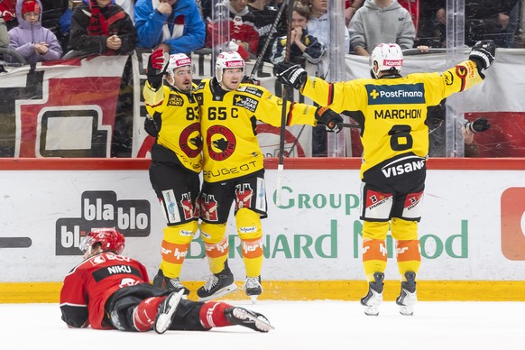 La joie de Ramon Untersander (SCB), centre, apres son but victotieux (2:3), avec Marco Mueller (SCB), gauche et Marc Marchon (SCB), droite, lors du match du championnat suisse de hockey sur glace de N ...