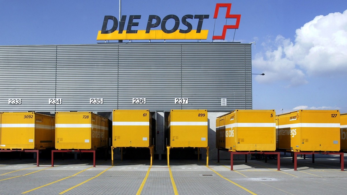 Removable containers wait for further transportation by truck or by rail in front of the parcel post center in Frauenfeld in the canton of Thurgau, Switzerland, pictured on October 22, 2003. Ulrich Gy ...