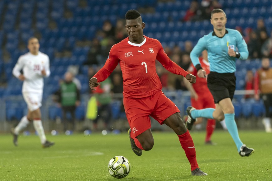 epa07465644 Switzerland&#039;s Breel Embolo in action during the UEFA Euro 2020 qualifying Group D soccer match between Switzerland and Denmark at the St. Jakob-Park stadium in Basel, Switzerland, 26  ...