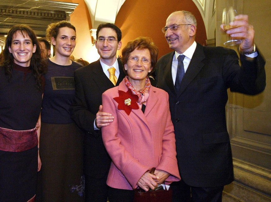 Pascal Couchepin freut sich am 4. Dezember 2002 mit seiner Familie über seine Wahl zum Bundespräsidenten.