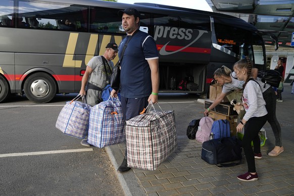 People seek refuge: refugees from Mariupol arrive in Estonia.