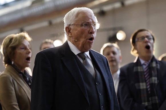 Alt-Bundesrat Christoph Blocher singt neben Frau Silvia und Christoph Moergeli, Historiker, alt Nationalrat, Vorstand AUNS, die Nationalhymne, bei der Mitgliederversammlung der AUNS, am Samstag, 2. Ap ...