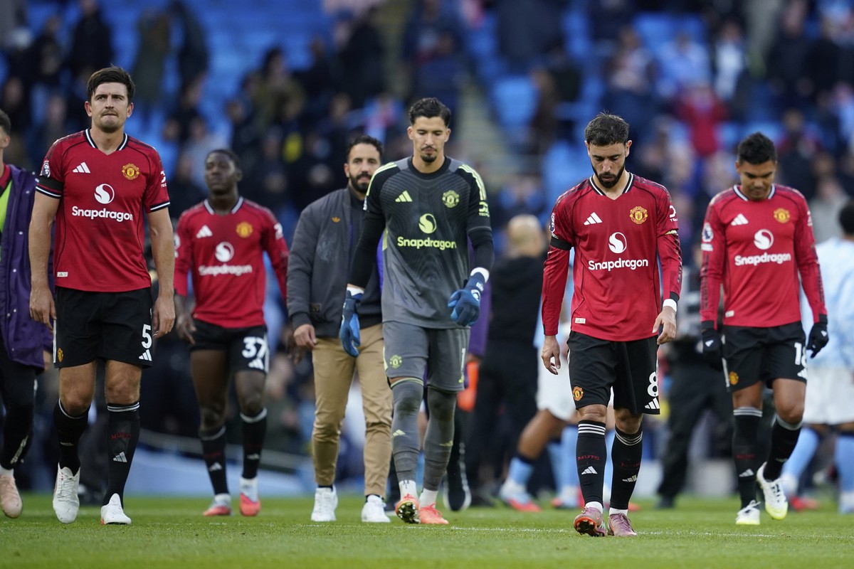 Manchester United playrs walk off the pitch after the Premier League soccer match between Manchester City and Manchester United in Manchester, England, Sunday, Sept. 14, 2025. (AP Photo/Dave Thompson) ...