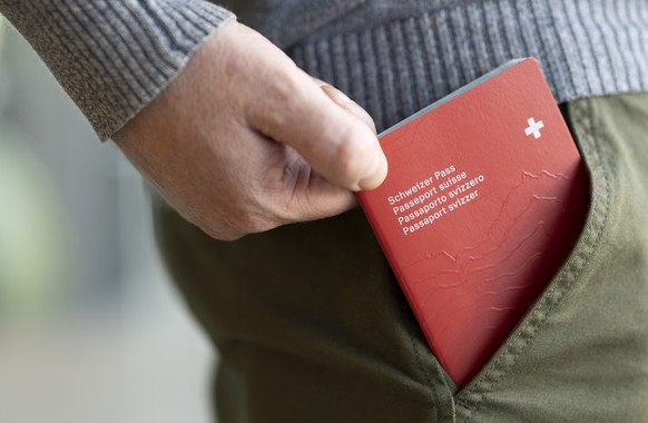 ***SYMBOLBILD*** Muster eines neuen Schweizer Passes, fotografiert am Dienstag, 1. November 2022, in Bern. Seit dem 31. Oktober 2022 gibt es eine neue Pass-Serie. Der neue Pass kann bei den kantonalen ...