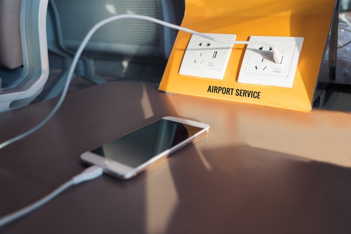 Handy-Ladestation an einem Flughafen: Das FBI warnt davor, sein Smartphone an solche öffentlichen Stellen anzuschliessen.