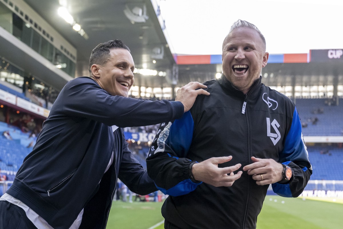 Praesident David Degen (FCB), und Cheftrainer Ludovic Magnin (LS), rechts, begruessen sich freundschaftlich vor dem Halbfinal des Schweizer Fussball Cups zwischen dem FC Basel 1893 und dem FC Lausanne ...