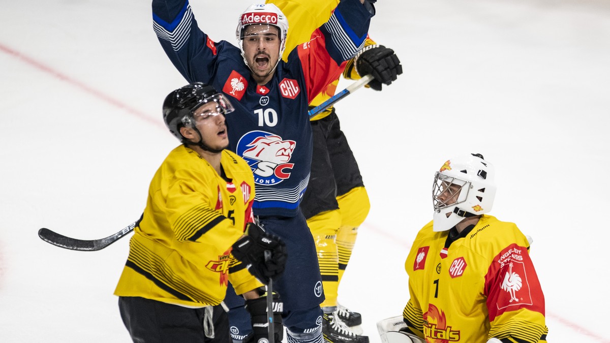 Zuerichs Jerome Bachofner, middle, after his 2-0, Wiens Dominic Hackl, left, and Wiens Keeper Jean-Philippe Lamoureux, right, during the Champions Hockey League match between Switzerland's ZSC Li ...