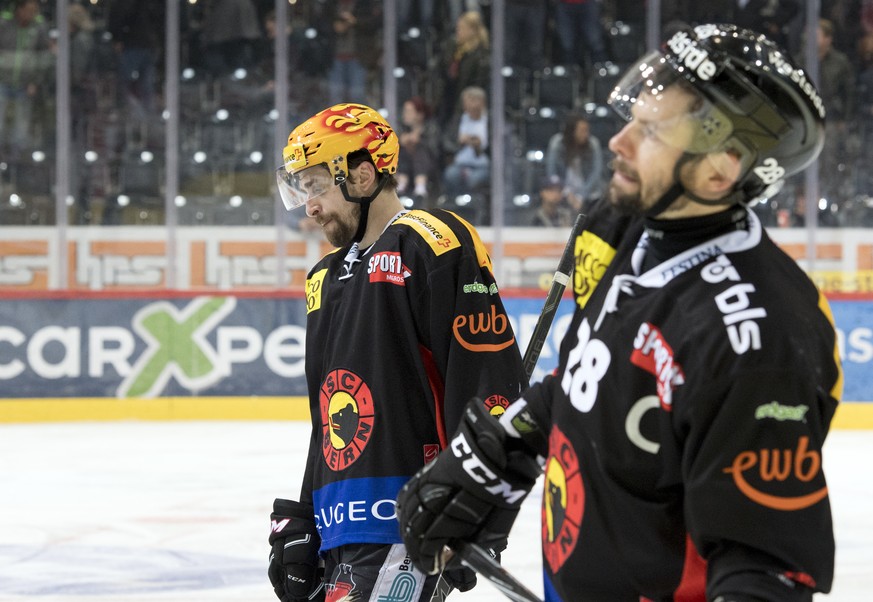 Berns Mark Arcobello, links, und Berns Martin Pluess, rechts, reagieren nach Niederlage (1:2), im dritten Eishockey Playoff-Finalspiel der National League A zwischen dem SC Bern und dem EV Zug, am Die ...