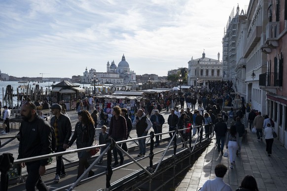Maintenant, le calme est sûrement révolu : plus de 120 000 touristes auraient visité la ville côtière de Venise pendant les vacances de Pâques.