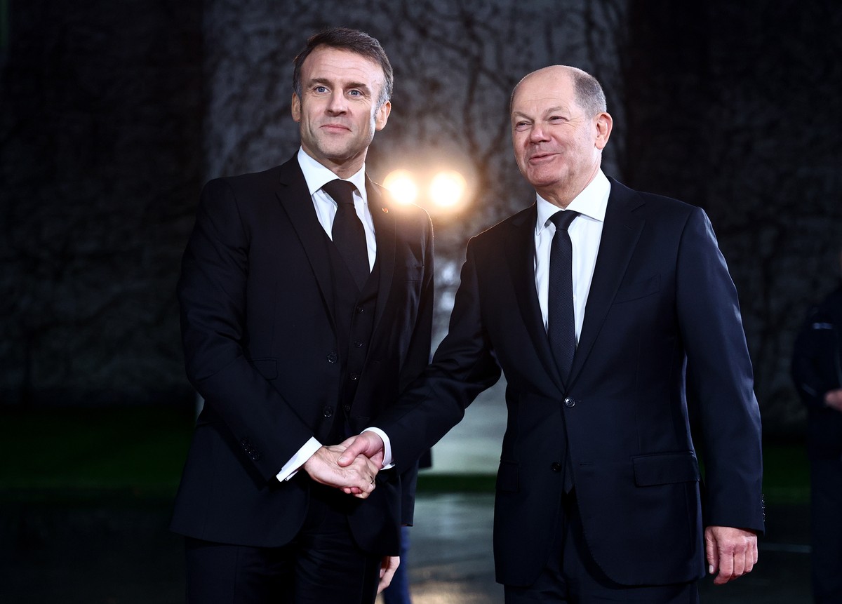 Les sourires sont de façade pour Emmanuel Macron et Olaf Scholz, deux leaders bousculés et en chute libre dans les sondages.