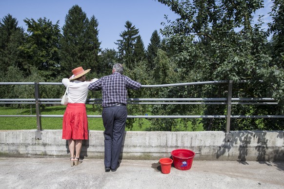 Bundespraesident Didier Burkhalter und seine Frau Friedrun Sabine waehrend dem 1. August Brunch der Landjugend Riviera am Freitag, 1. August 2014, in Weggis. (KEYSTONE/Alexandra Wey)