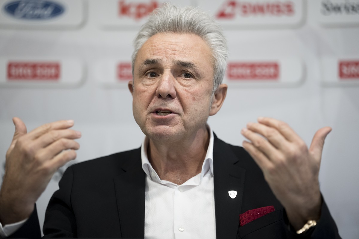 Urs Kessler, Praesident Swiss Ice Hockey Federation spricht ueber seine Bilanz nach 100 Tagen im Amt an der Medienkonferenz der Swiss Ice Hockey Federation (SIHF) am Mittwoch, 3. Dezember 2025 im Hote ...