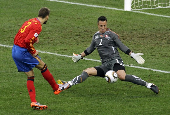 Switzerland goalkeeper Diego Benaglio blocks a shot by Spain&#039;s Gerard Pique during the World Cup group H soccer match between Spain and Switzerland at the stadium in Durban, South Africa, Wednesd ...