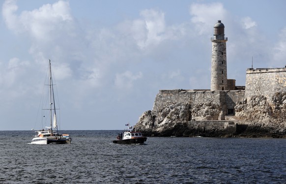 epa12857895 People watch the last two sailboats of the Nuestra America convoy arrive in Havana, Cuba, 28 March 2026. The vessels reached the city in the afternoon after seven days at sea, following a  ...