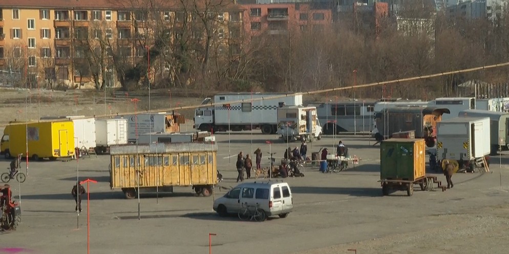 Dutzende Personen haben die Hardturmbrache in Zürich besetzt. Sie sind am Dienstagmorgen mit Bauwagen und Traktoren angekommen. Transparente mit der Aufschrift «Alles wird besetzt» deuten auf die Bese ...