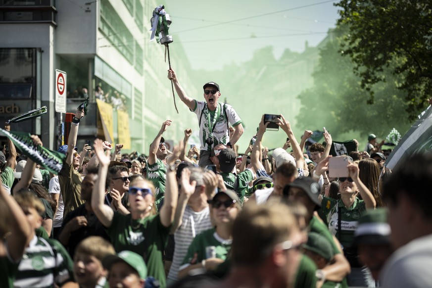 KEYPIX - Fans des FC St. Gallen feiern den Sieg ihrer Mannschaft beim Public Viewing des Fussball Cupfinals zwischen dem FC Stade Lausanne-Ouchy und dem FC St. Gallen, am Sonntag, 24. Mai 2026, in St. ...
