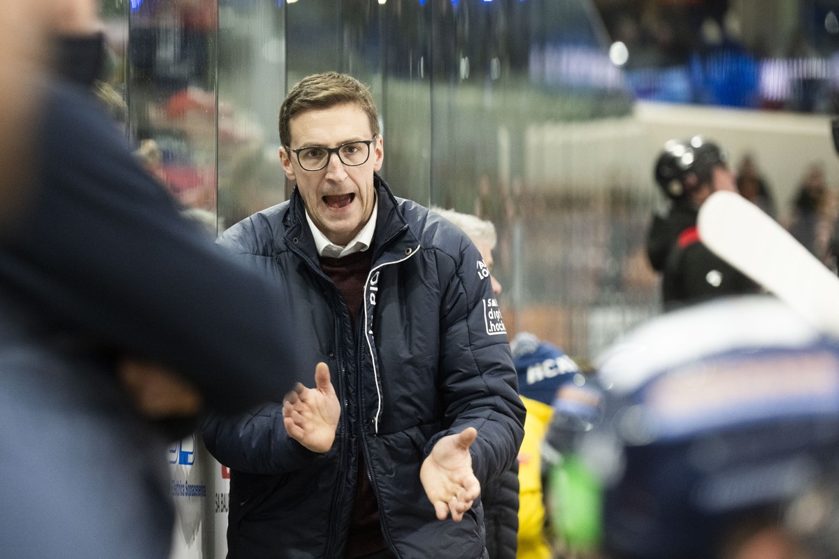 Ambri's Head Coach Luca Cereda, during the preliminary round game of National League Swiss Championship 2023/24 between HC Ambri Piotta and SC Bern at the Gottardo Arena in Ambri, Sunday, January ...