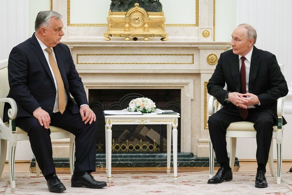 RUSSIA, MOSCOW - NOVEMBER 28, 2025: Russia s President Vladimir Putin R and Hungary s Prime Minister Viktor Orban meet for talks at the Moscow Kremlin Moscow Russia PUBLICATIONxINxGERxSUIxAUTxONLY - Z ...