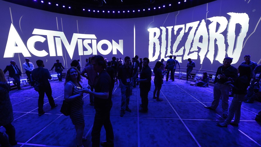 epa09693177 (FILE) - Attendees gather at the Activision Blizzard exhibit at the E3 (Electronic Entertainment Expo) in Los Angeles, California, USA, 12 June 2013 (reissued 18 January 2022). Microsoft o ...