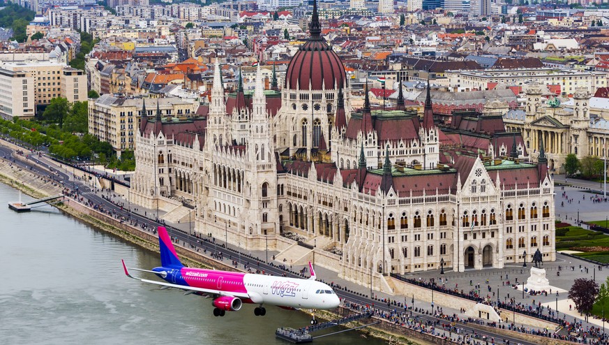 Wizz-Air-Maschine vor dem ungarischen Parlament in Budapest.