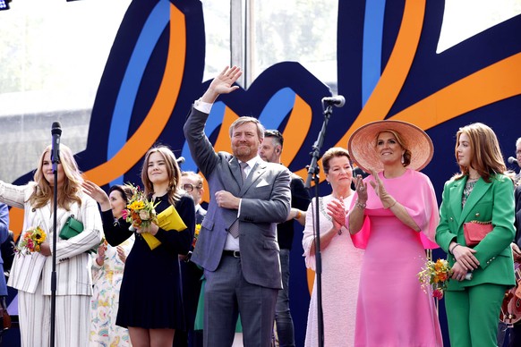 epa09912003 Dutch King Willem-Alexander (C), Queen Maxima (2-R) and Princesses Ariane (2-L), Alexia (R) and Amalia (L) stand on stage during King&#039;s Day celebrations in Maastricht, Netherlands, 27 ...