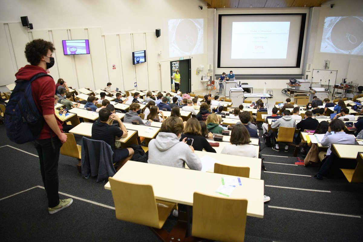 A classroom full of students listen a class after they have been checked at the entrance of an auditorium for a valided Covid Certificate on the first day of university schools at the Swiss Federal In ...
