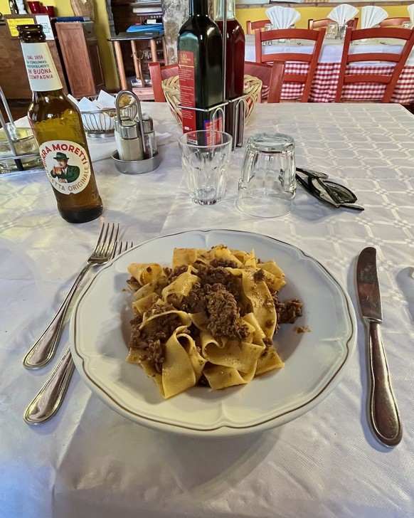 Pappardelle alla lepre – Osteria in Cantina, Riparbella, Toscana. 
Essen in Italien 2025.
