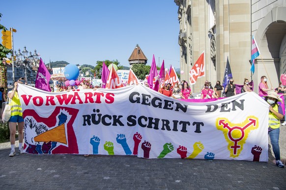 In der Stadt Luzern demonstrieren Frauen am Streiktag fuer Gleichstellung in allen Lebensbereichen anlaesslich des 30. Jahrestages des Frauenstreiktages, am Montag, 14. Juni 2021 in Luzern. (KEYSTONE/ ...