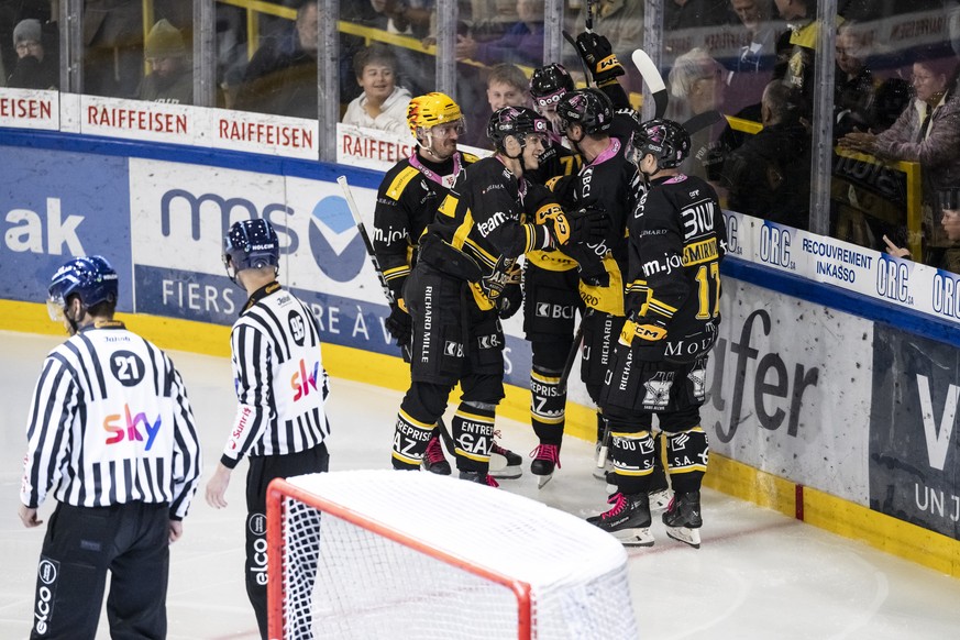 Anttoni Honka (HCA), 2. von links, freut sich mit seinen Mitspielern (HCA) ueber sein Tor zum 2:0, im Spiel der Eishockey National League zwischen HC Ajoie, HCA, und Lausanne HC, LHC, vom Dienstag, 29 ...