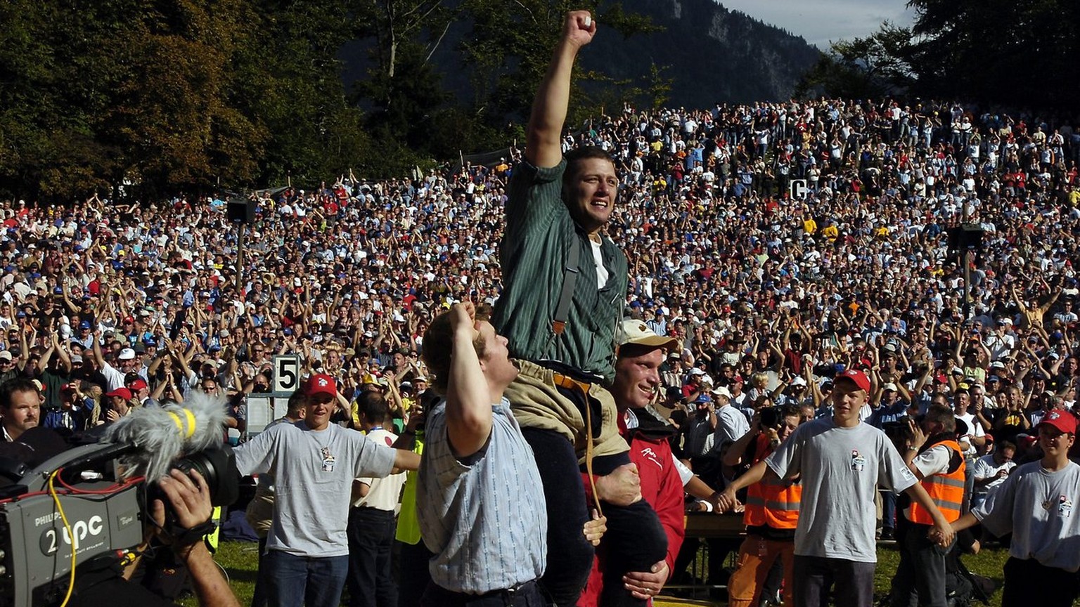 Martin Grab jubelt ueber den Sieg gegen Joerg Abderhalden beim Schlussgang des Unspunnenschwingfestes am Sonntag, 3. September 2006 in Interlaken. (KEYSTONE Lukas Lehmann)