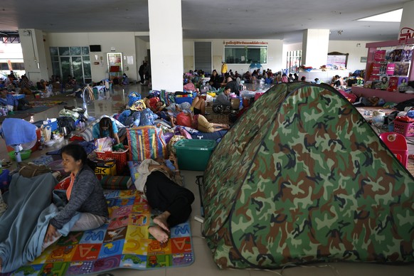 epa12579950 Thai evacuees who fled from their homes following clashes between Thai and Cambodian troops, rest at an evacuation center in Surin province, Thailand, 09 December 2025. More than 500,000 v ...