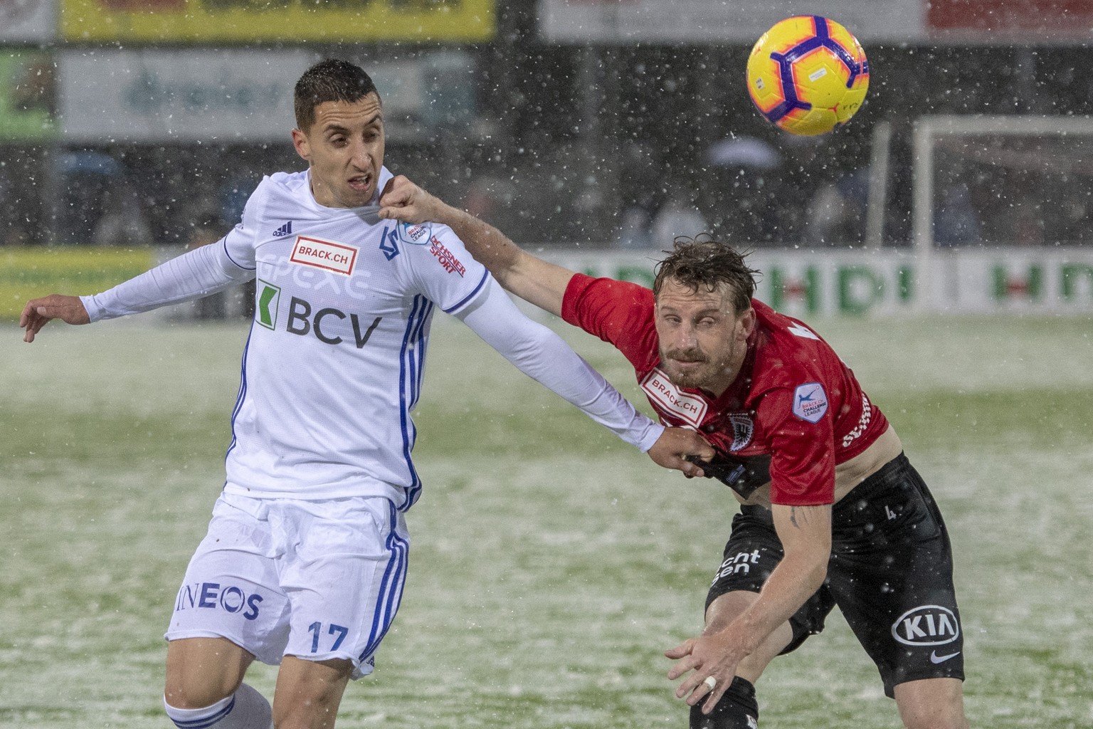 Joao Oliveira, links, von Lausanne im Spiel gegen Nicolas Schindelholz, rechts, von Aarau beim Challenge League Meisterschaftsspiel zwischen dem FC Aarau und FC Lausanne Sport vom Samstag, 4. Mai 2019 ...