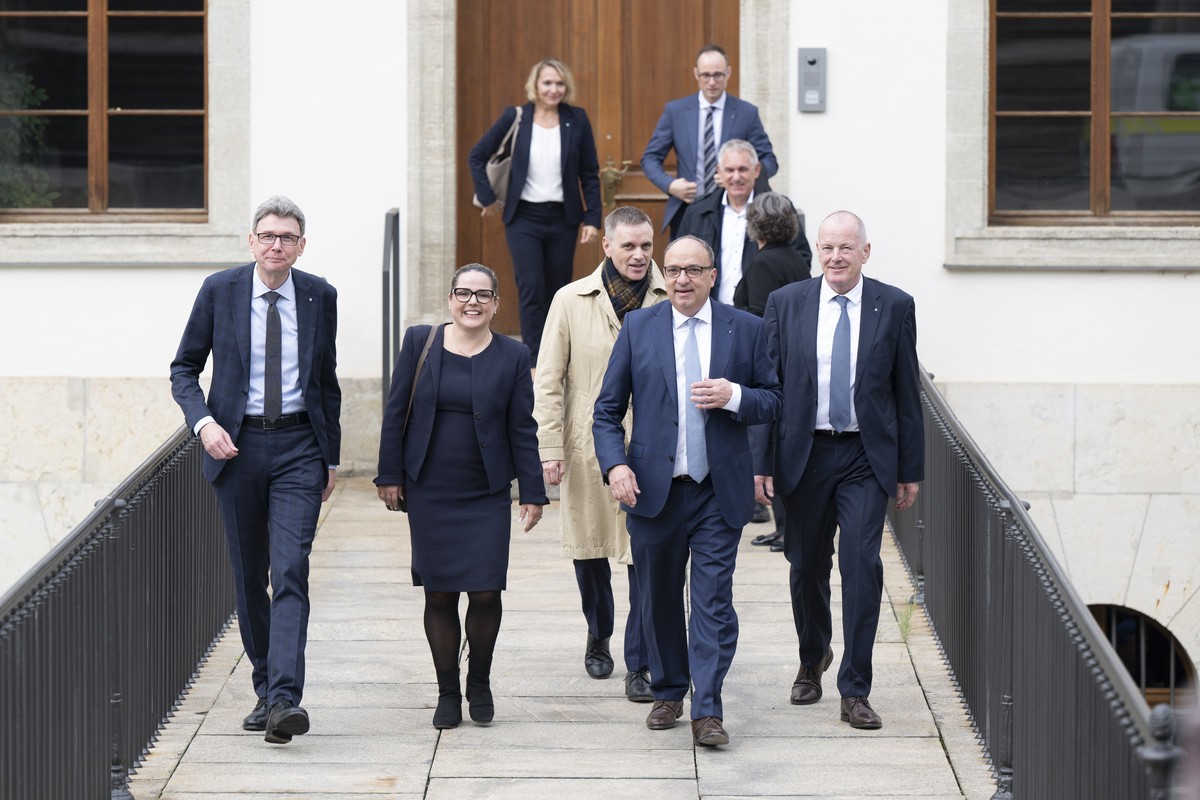 Der Aargauer Regierungsrat mit Dieter Egli, SP, neu gewaehlt Martina Bircher, SVP, Jean-Pierre Gallati, SVP, Markus Dieth, Die Mitte, und Stephan Attiger, FDP von links, fotografiert am Sonntag, 20. O ...