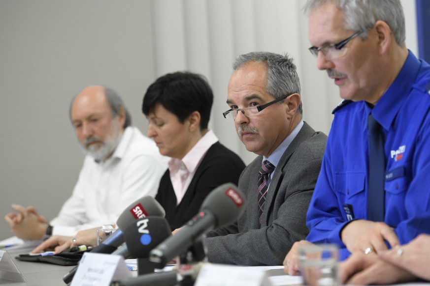 Staatsanwalt Bruno Werlen, Chefin Kriminalpolizei Graziosa Gairing, Polizeikommandant Reto Cavelti, Chef Regional- und Verkehrspolizei Kurt Lutz, von links, aufgenommen an einer Medienkonferenz der Ka ...