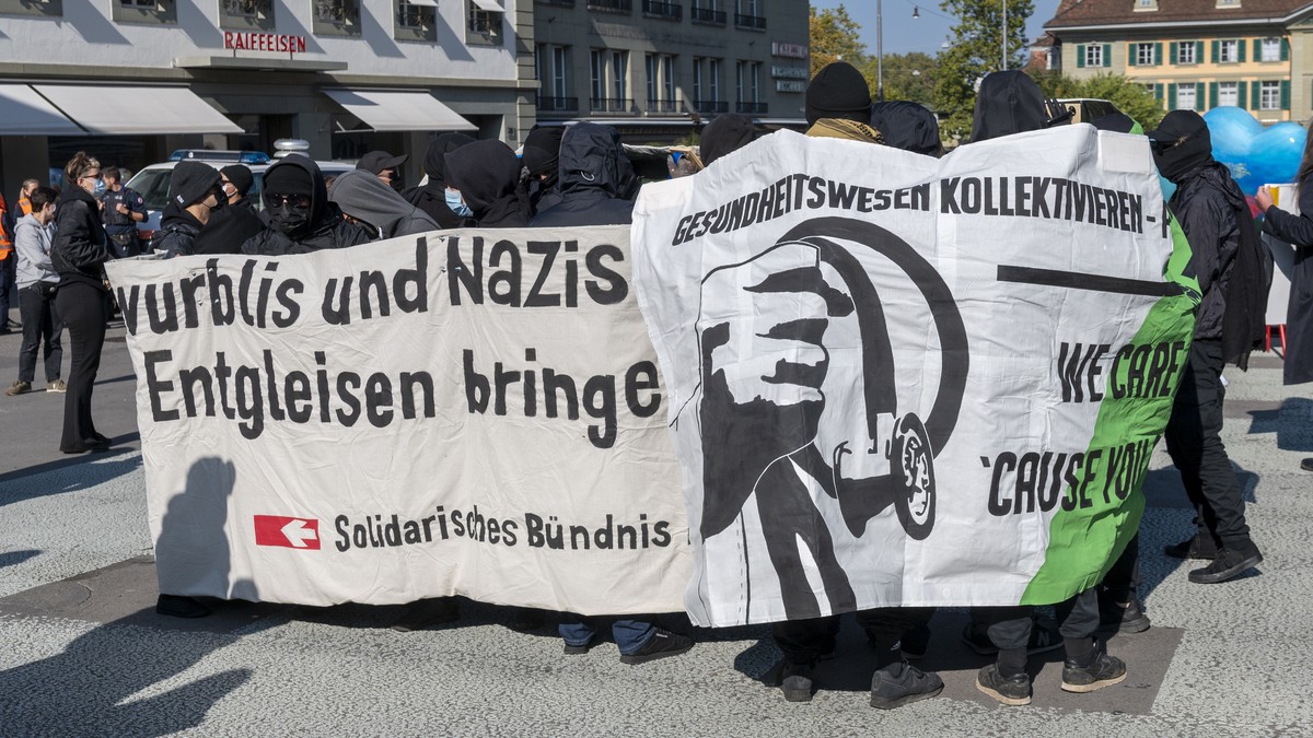 Kundgebung Solidarisches Buendnis Bern "Solidarisch aus der Krise", am Samstag 16. Oktober 2021 in Bern. (KEYSTONE/Marcel Bieri)
